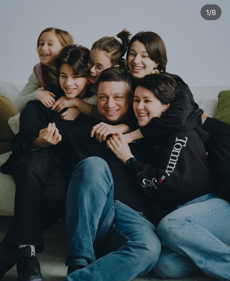 Саша з родиною